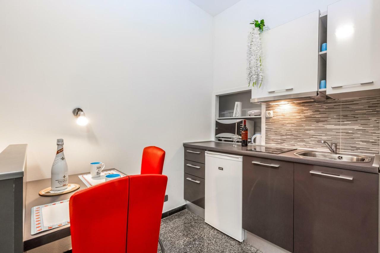 Apartments Black & White, Cherry & Blue Rijeka Exterior photo